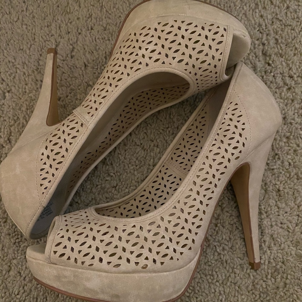 Beige heels. Super cute.